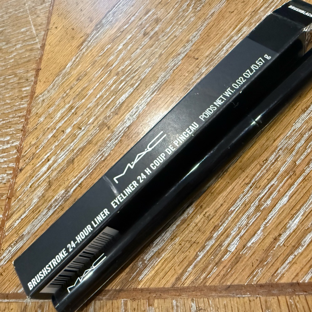 MAC 24-Hour Eyeliner Black - Picture 2 of 3
